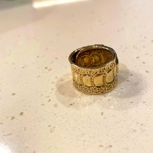 Gold cigar band ring